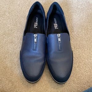 Blue flat shoe